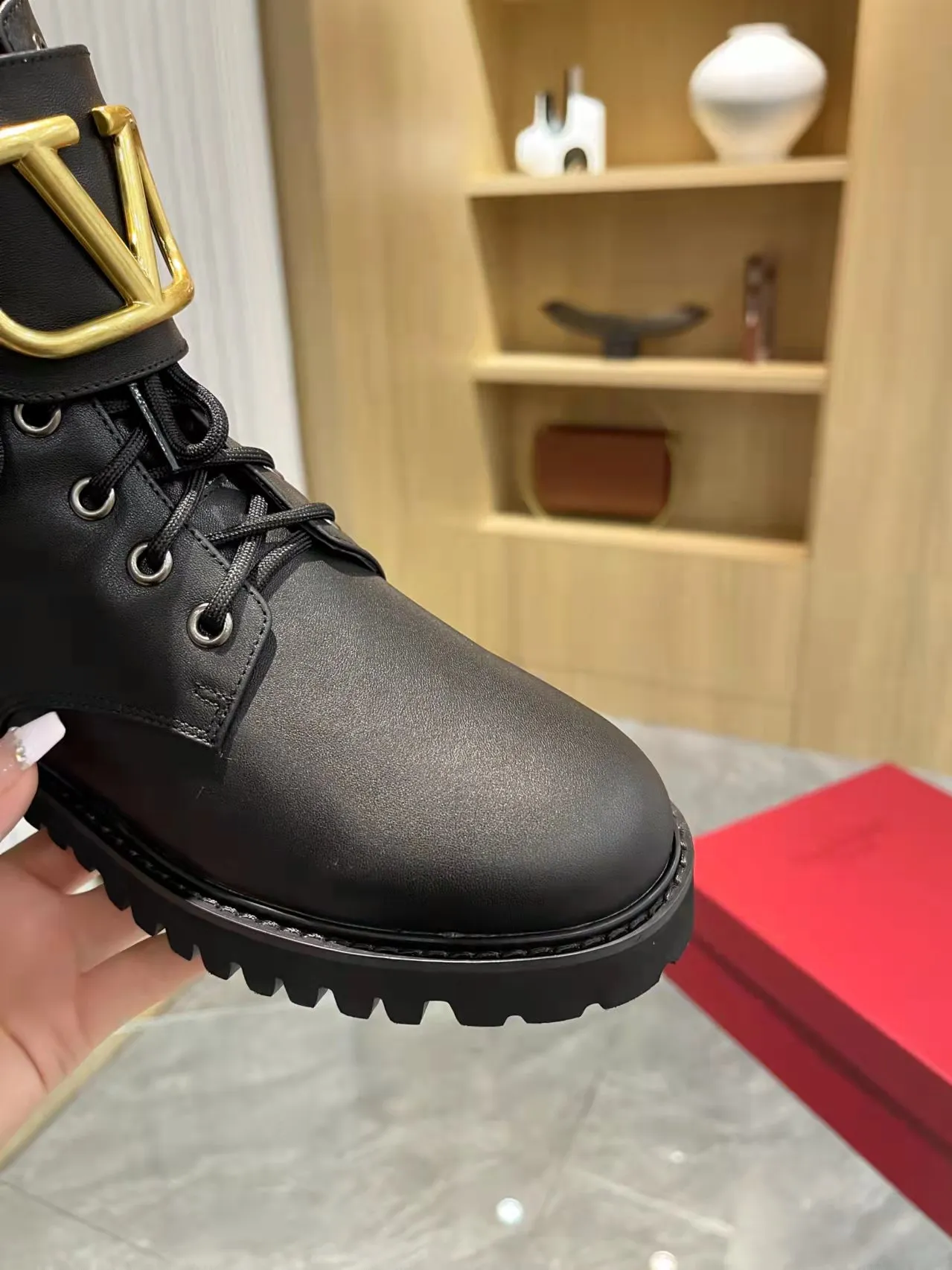 👟👟Ex-factory price 540👟👟 𝑉𝐴𝐿𝐸𝑁𝑇𝐼𝑁𝑂 Valentino's new autumn and winter Martin boots. The unique [V logo fabric print pattern] brings out a full sense of high-end, worth buying★Absolutely high-grade❥Original method Absolute sensibility❥Elegant style Create a different feeling, simple and elegant style!  Fabric: fabric printed cloth + imported cowhide. Lining: inner sheepskin. Bronze large buckle with high-end printing. Color: black, brown. Size: 35-41. (42 customized items cannot be returned or exchanged)